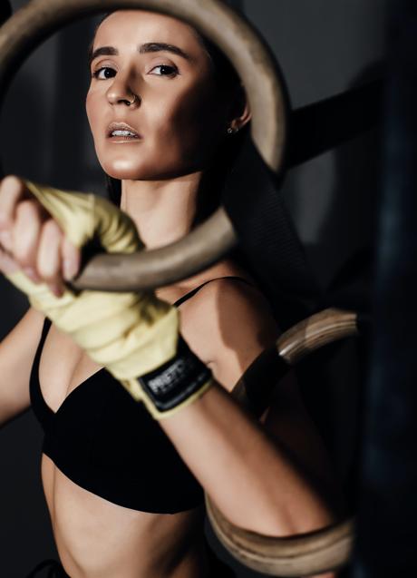 Imagen - Mujer entrenando fuerza/PEXELS