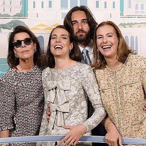 Carolina de Mónaco posa con su hija Carlota Casiraghi y su marido Dimitri Rassan hijo de Carole Bouquet./