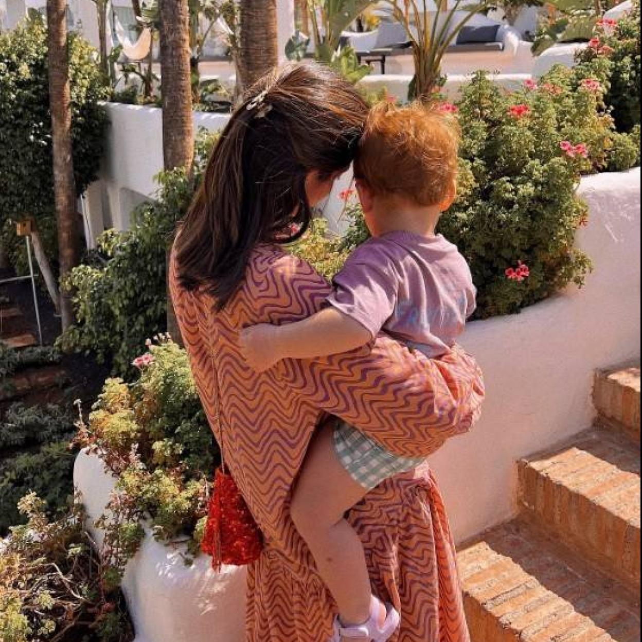 Influencer sujetando a su hijo