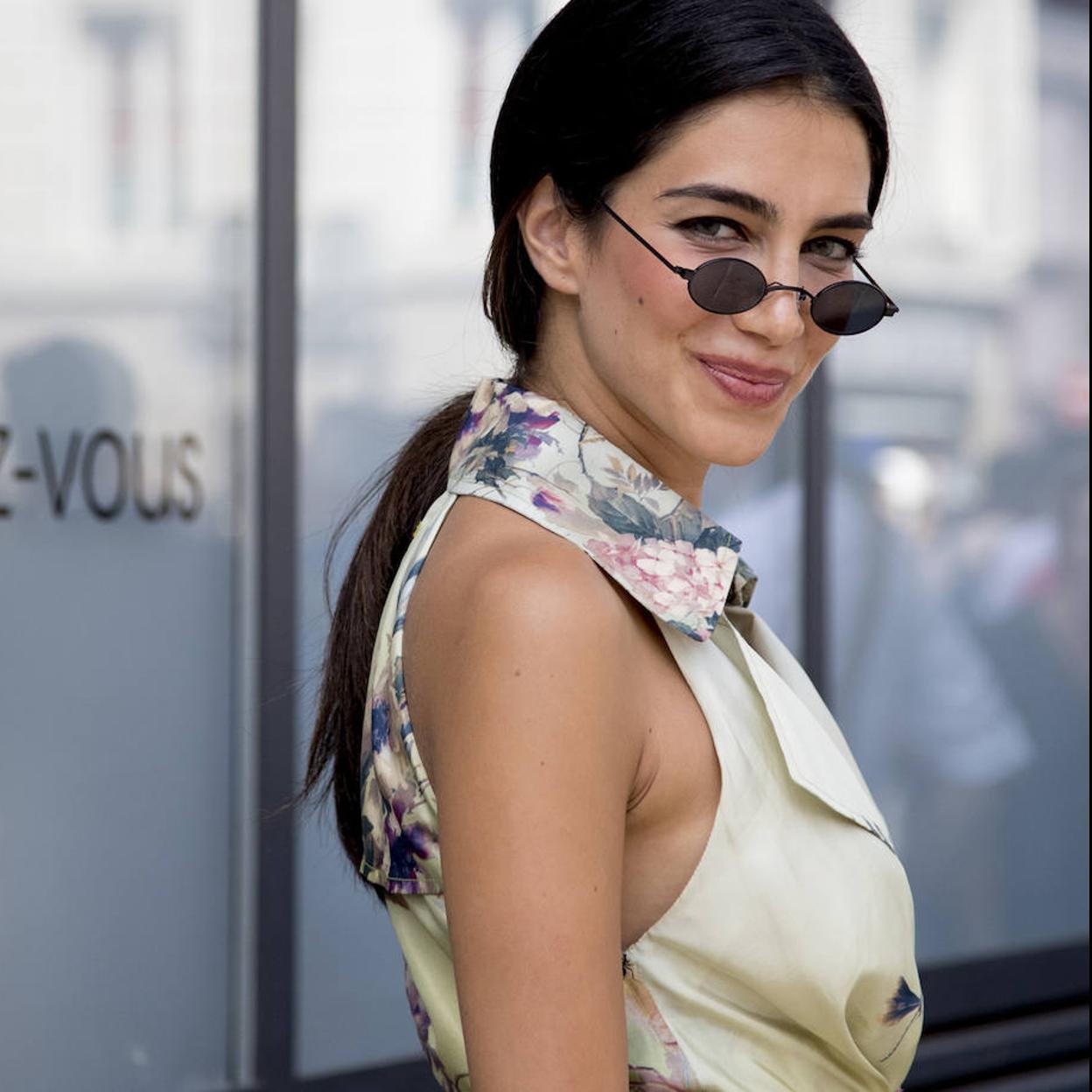 Influencer con perfilador de labios color natural