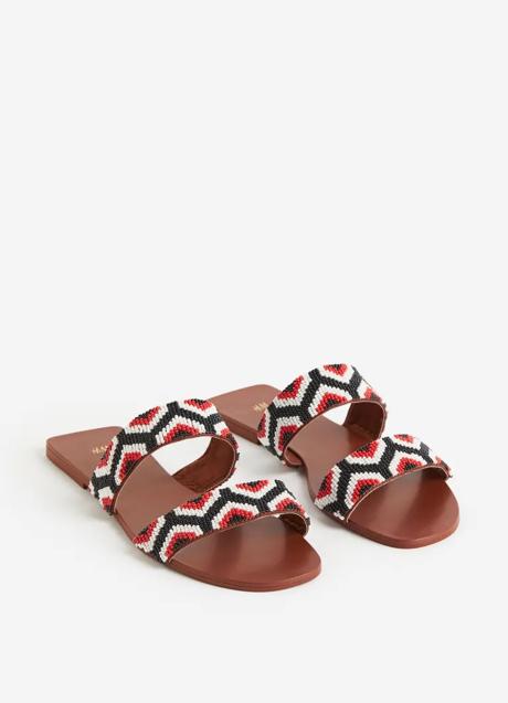 Imagen - Sandalias planas con abalorios de H&M (39,99 euros)