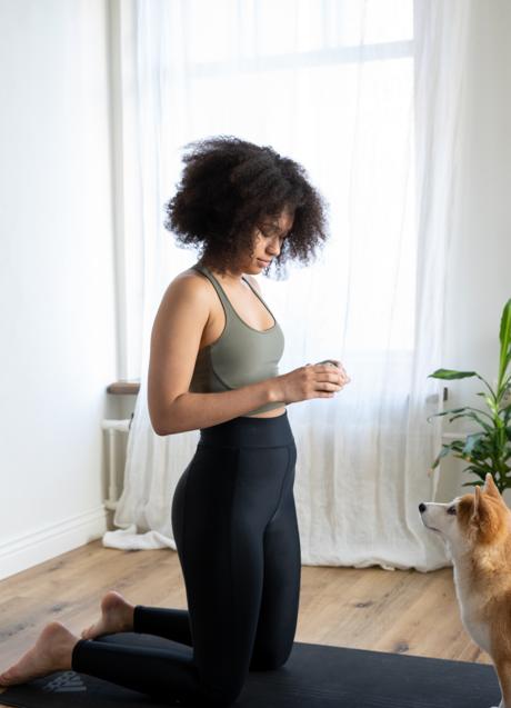 Imagen - Mujer realizando entrenamientos en casa. / PEXELS
