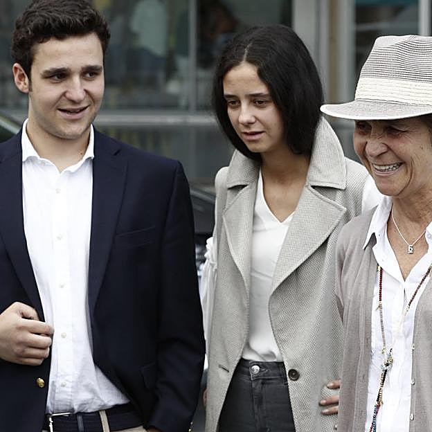 La infanta Elena con sus dos hijos, Felipe Juan Froilán, quien ahora cumple 25 años, y Victoria Federica. 