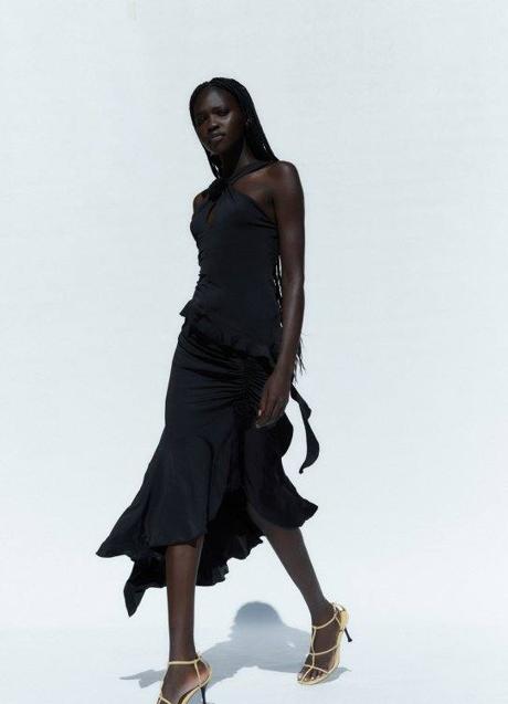 Imagen - Conjunto negro con volantes asimétricos y flor 3D