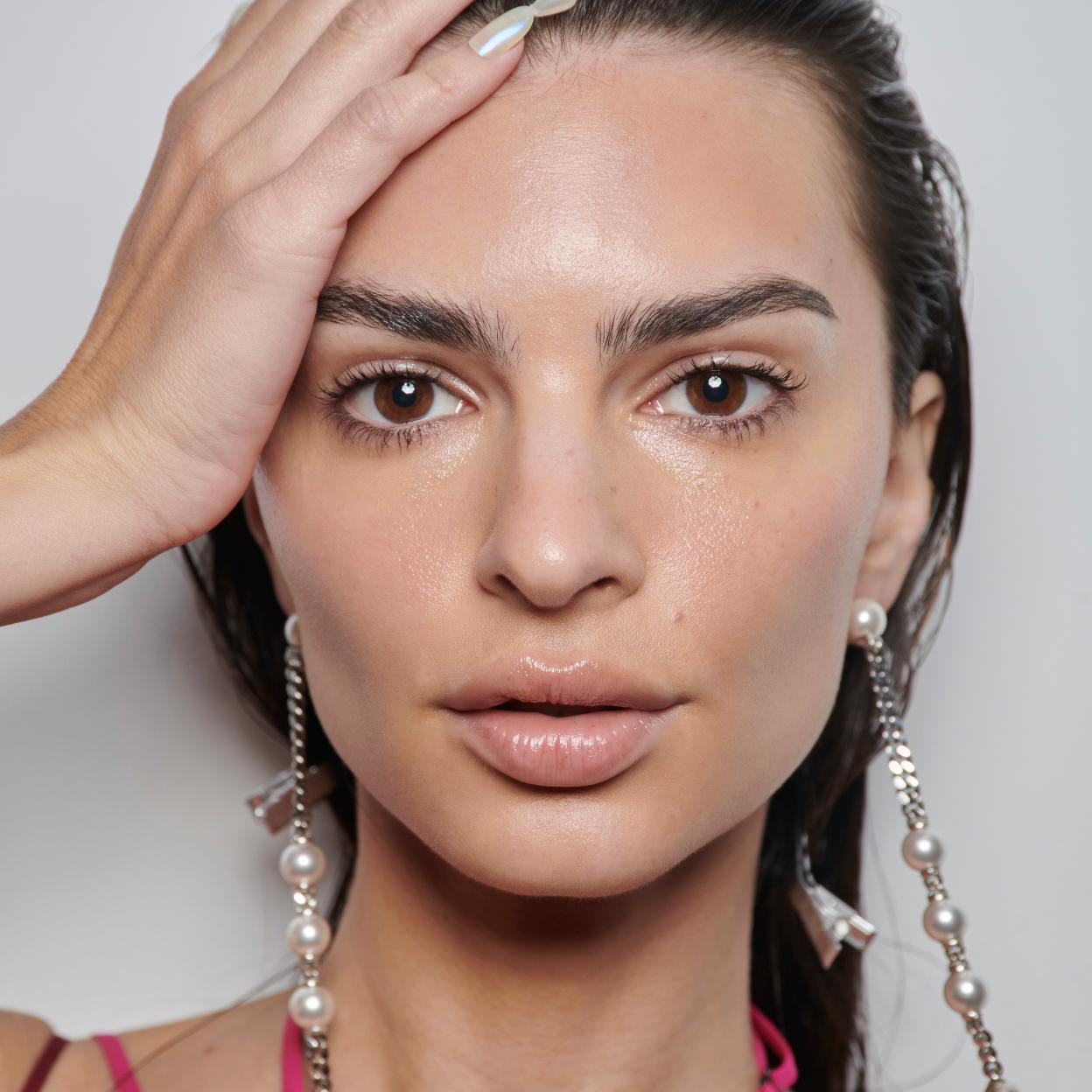 La modelo Emily Ratajkowski con piel perfecta.