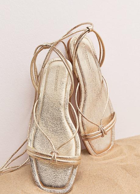 Imagen - Sandalias doradas de Stradivarius (25,99 euros)