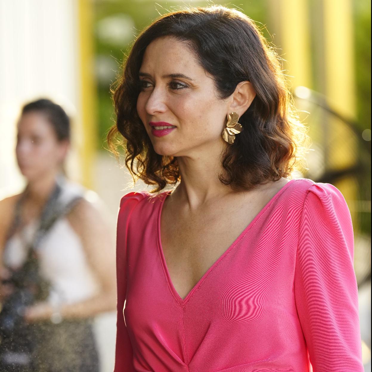 Isabel Díaz Ayuso con un vestido rosa.