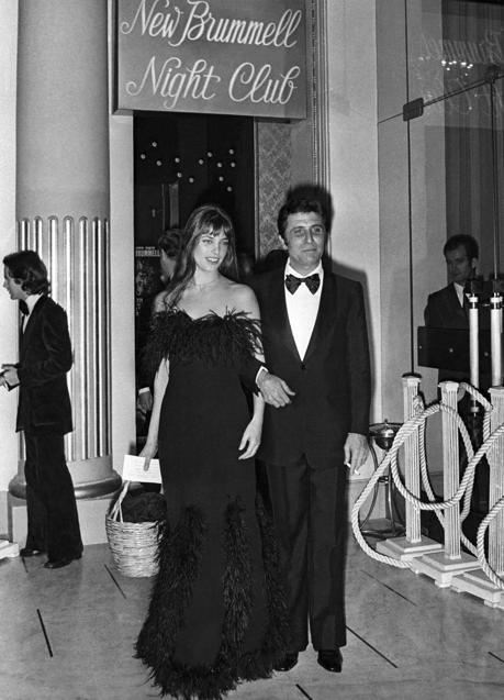 Imagen - Jane Birkin, junto a Gilbert Becaud en Cannes, con vestido de gala y su icónica cesta. Foto: Gtres.