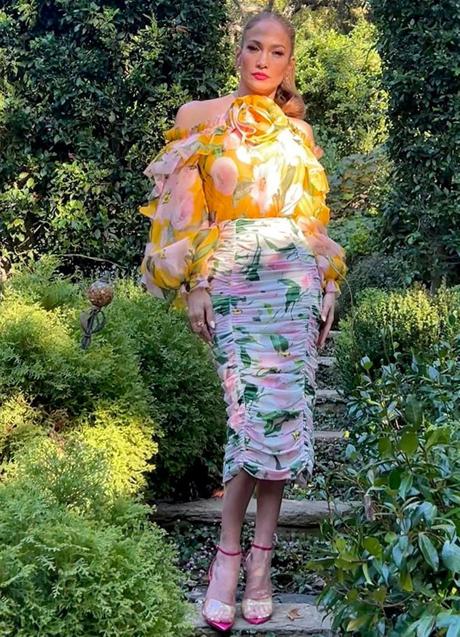 Imagen - El look de Jennifer Lopez de Carolina Herrera. / @JLO