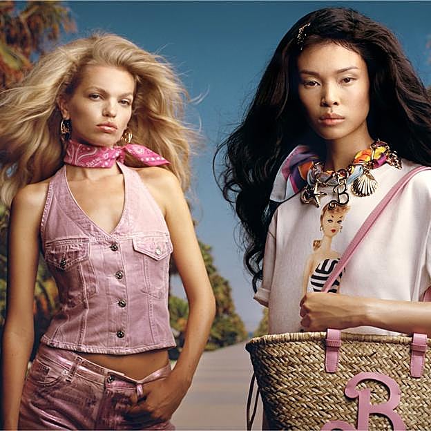 Imagen principal - Los looks de la colección de Barbie y Zara.