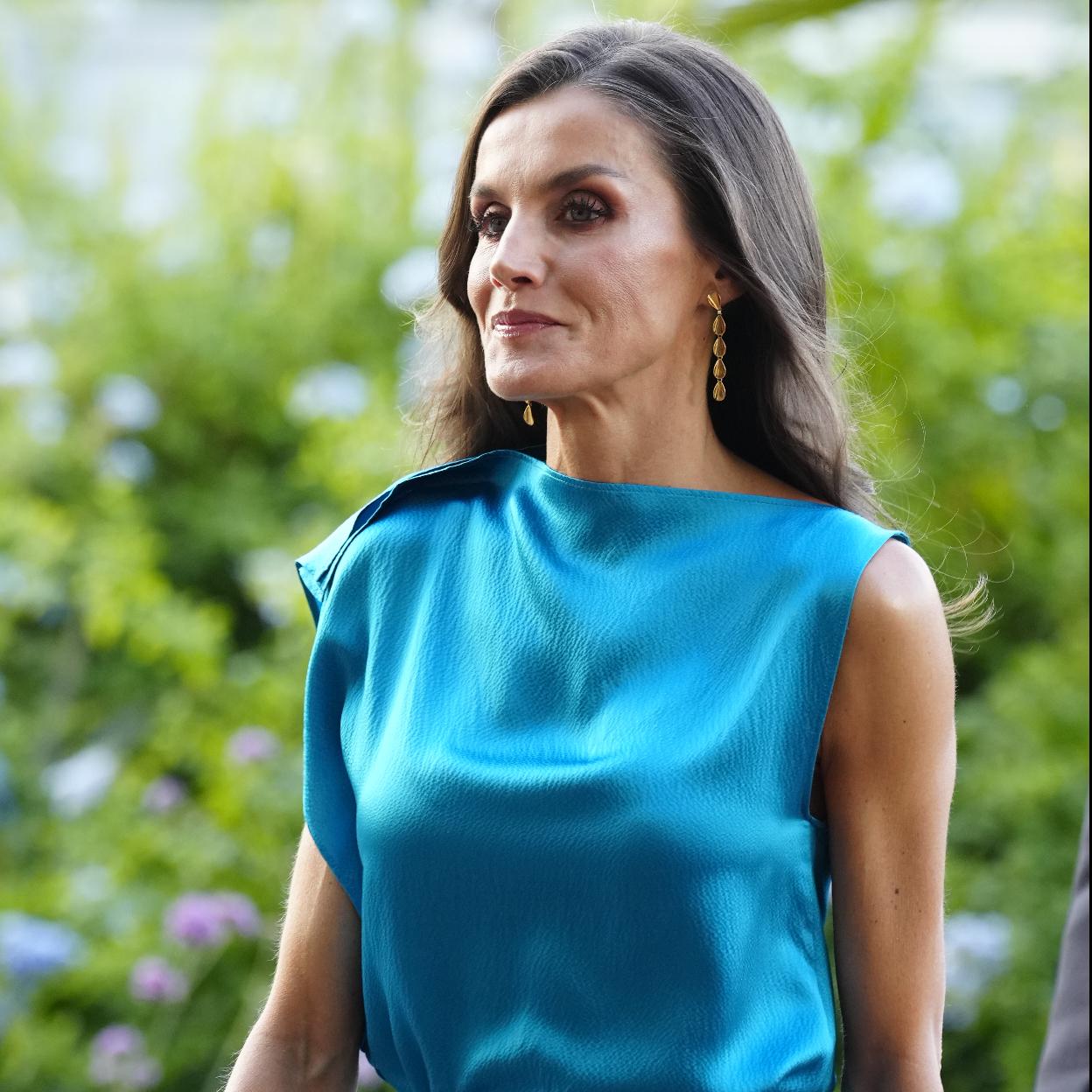 La reina Letizia de azul en los premios Mariano de Cavia.