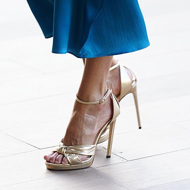 Las sandalias doradas de Jimmy Choo de la reina Letizia.