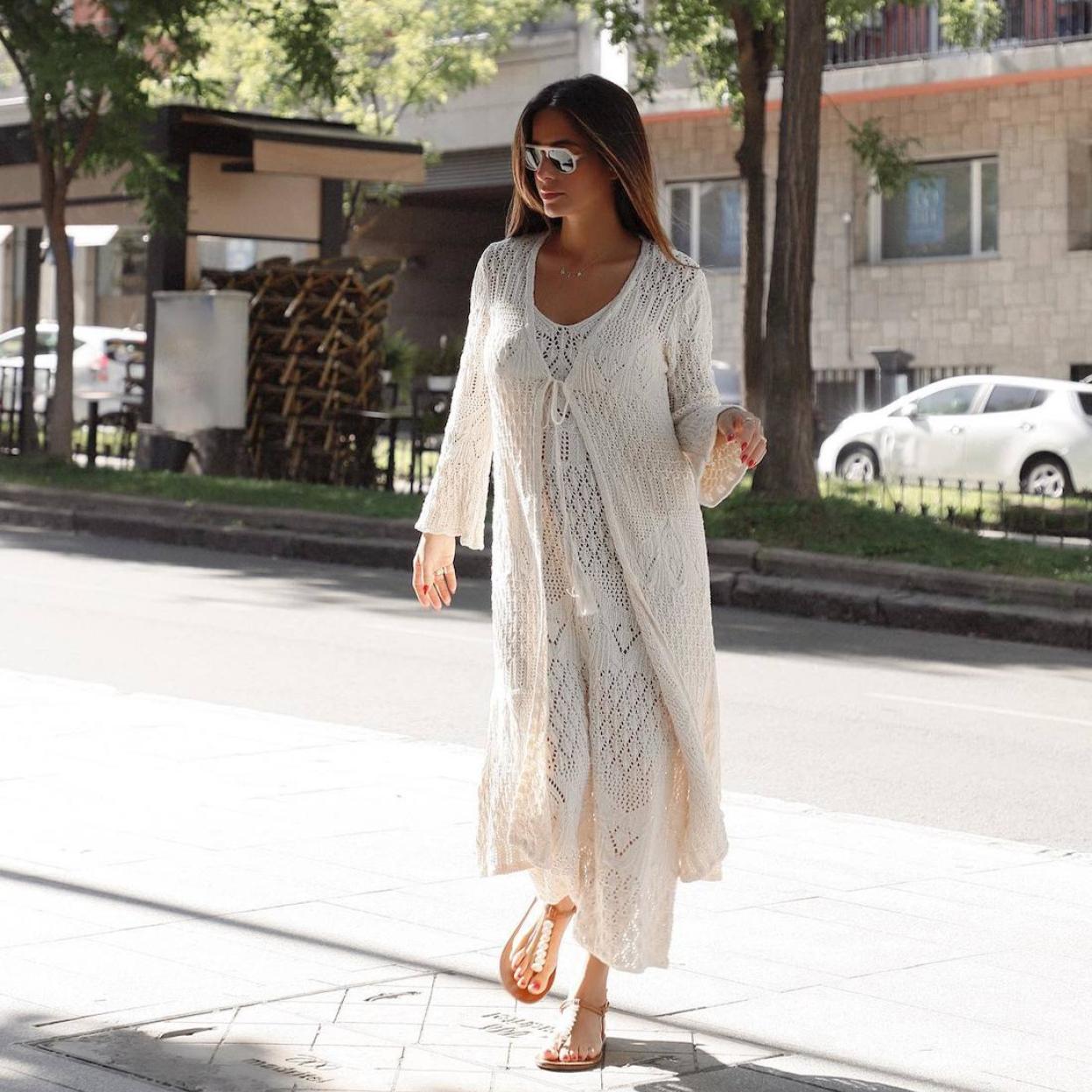 La influencer lleva el set de crochet rebajado viral