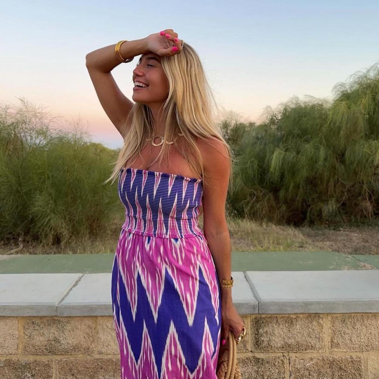 Una mujer con vestido de Zara.