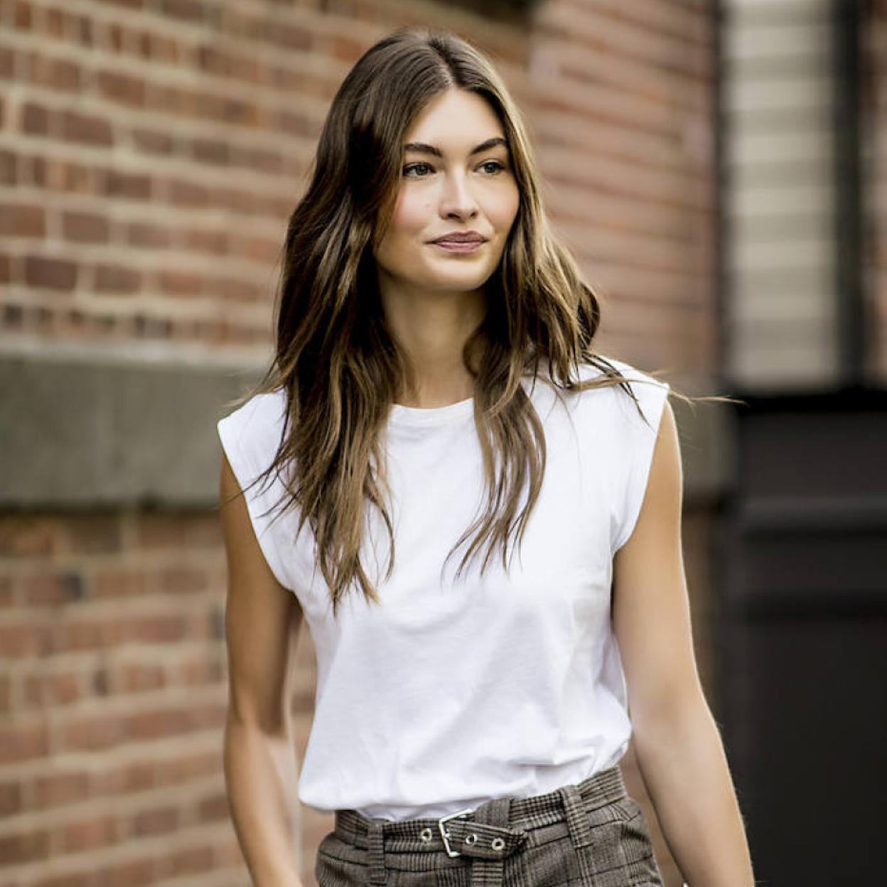 La modelo Grace Elizabeth con piel y cabello luminosos y bonitos