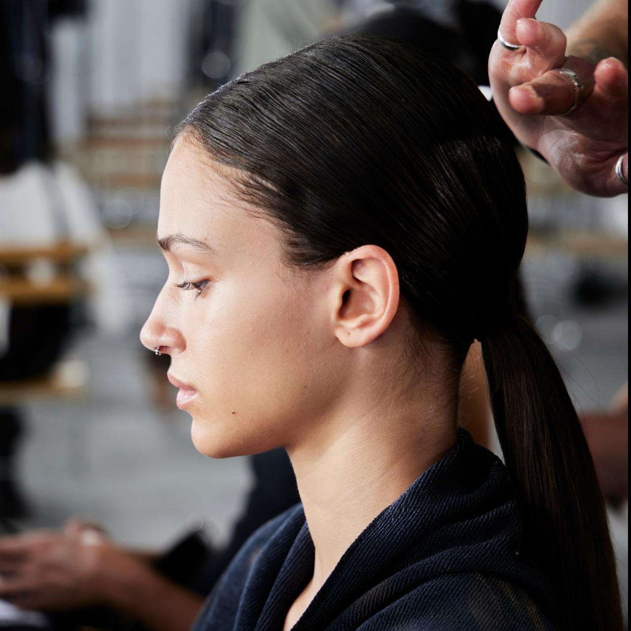 Una mujer con el pelo hidratado.