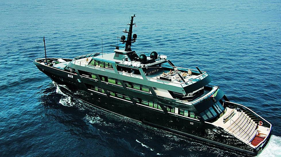 Giorgio Armani: Ni el más grande ni el más caro, Main, el yate del diseñador sí es uno de los más distinguibles gracias a su color verde oscuro. Armani es el promotor de la regata de superyates más exclusiva del mundo, con sede en Porto Cervo, Cerdeña. 
