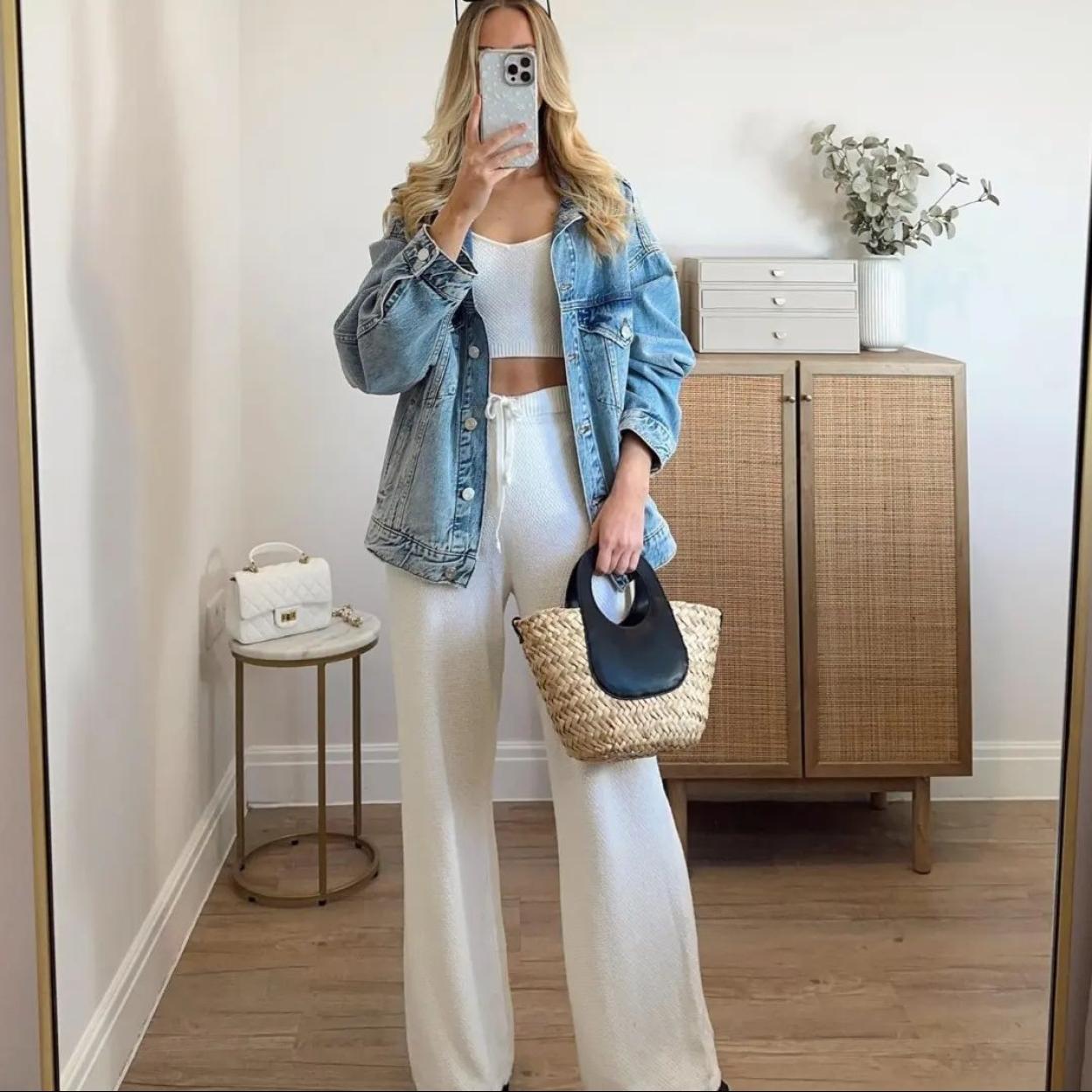 Una mujer con chaqueta vaquera.