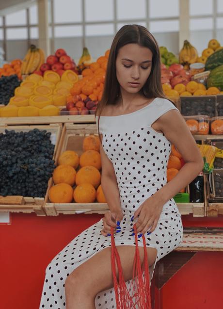 Imagen - Mujer en puesto de frutas/PEXELS