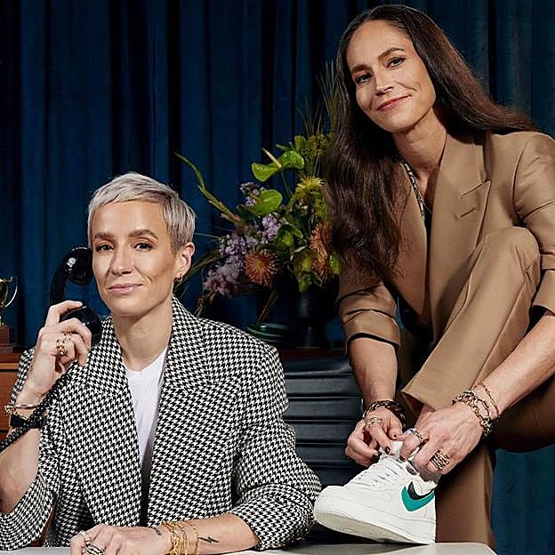 Megan Rapinoe y su novia, Sue Bird, en una imagen promocional de la presentación de su productora audiovisual. 
