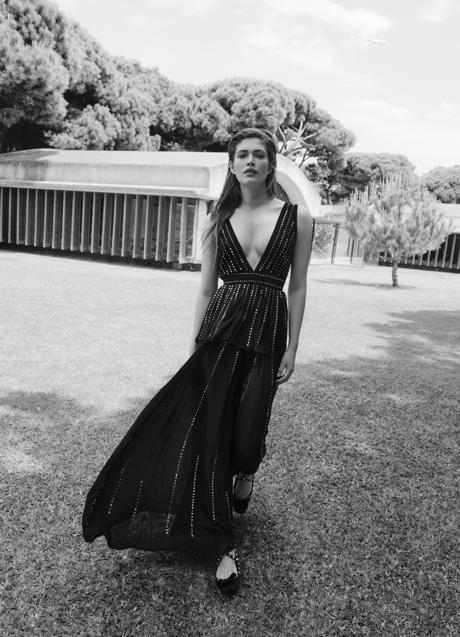 Imagen - Vestido de Teresa Helbig y bailarinas de Valentino Garavani. Foto: Jonathan Segade.