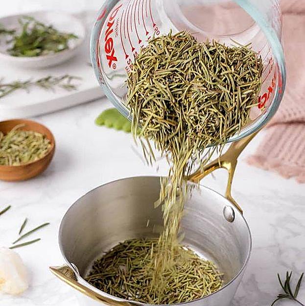 Cazo con agua de romero