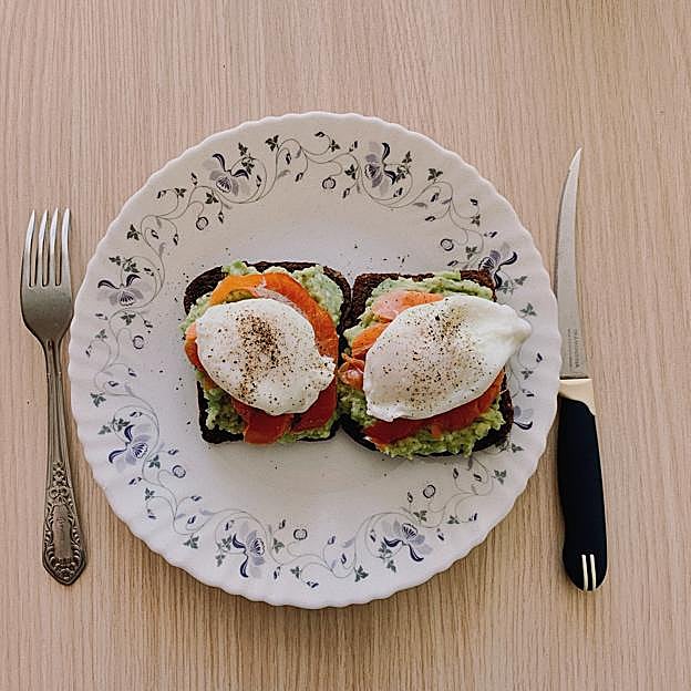 Tostada de tomate, aguacate y huevo poché. 
