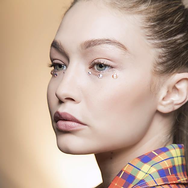 Mi dermatólogo me recomendó este limpiador en aceite de farmacia y me ha cambiado la vida: elimina el maquillaje, deja la piel limpia y combate imperfecciones