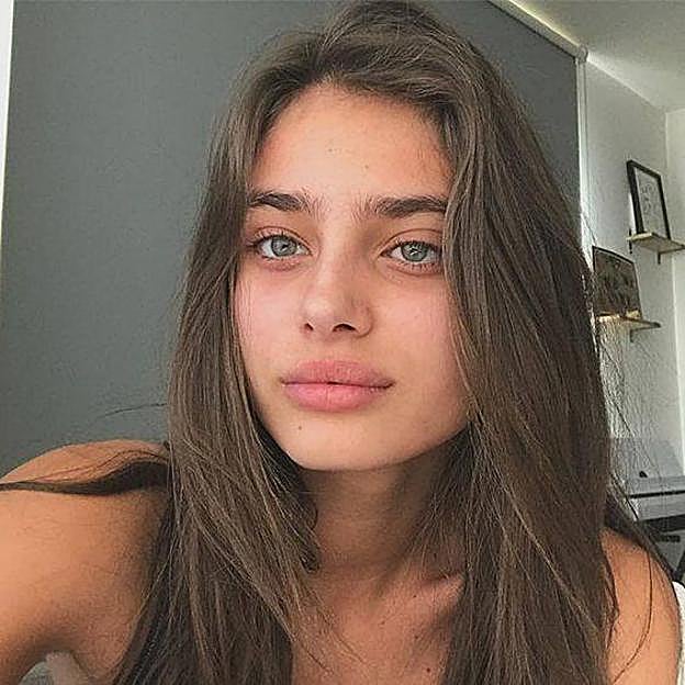 La modelo Taylor Hill con ojeras oscuras