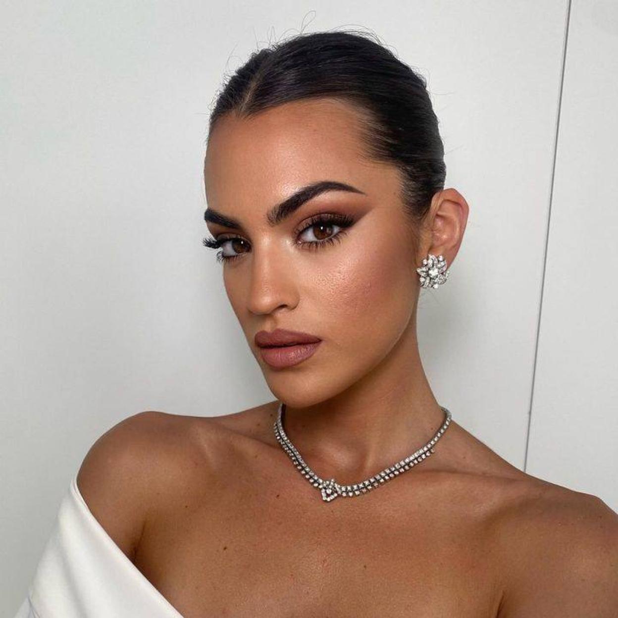 Marta Lozano con base de maquillaje para piel acneica