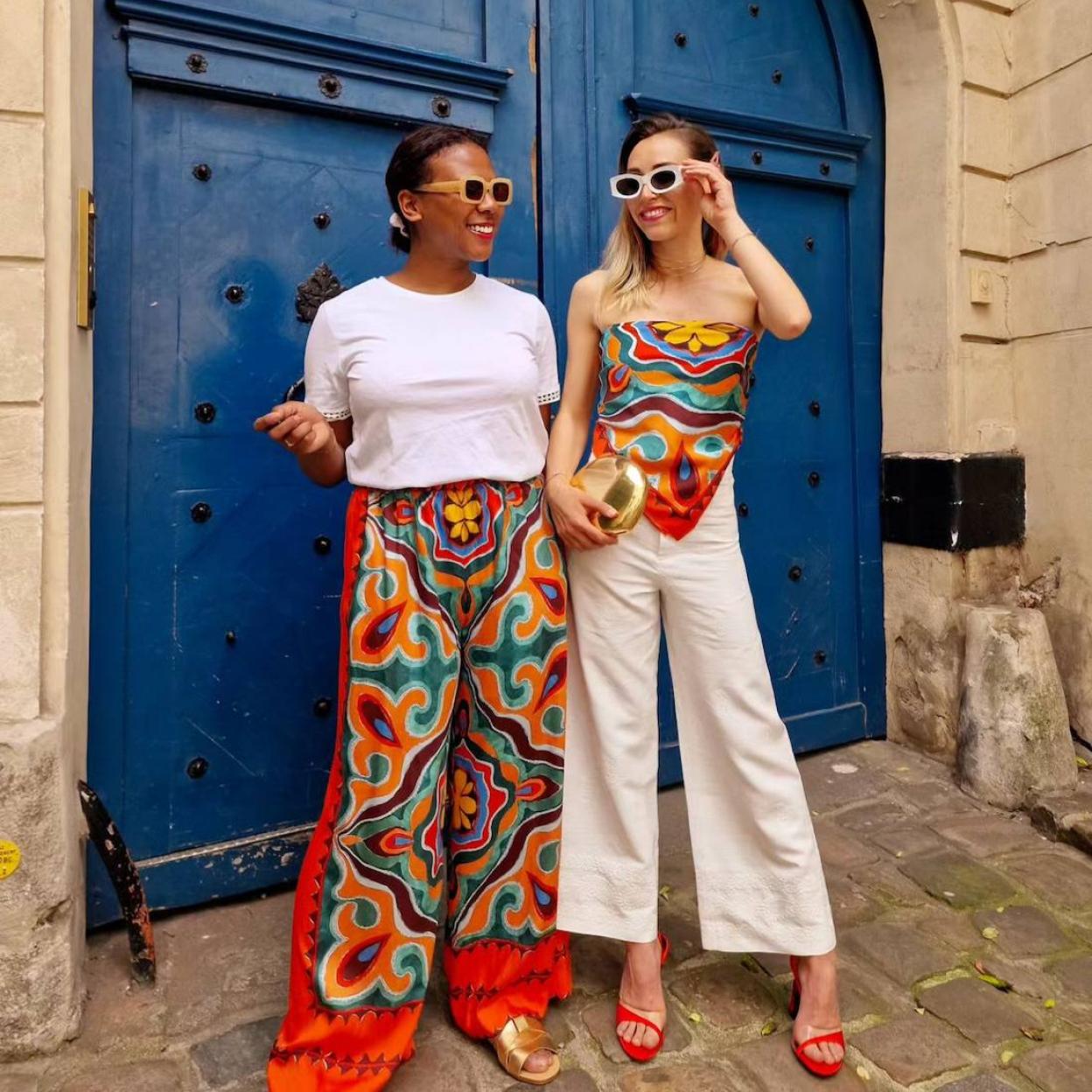 La influencer lleva un pantalón estampado bonito