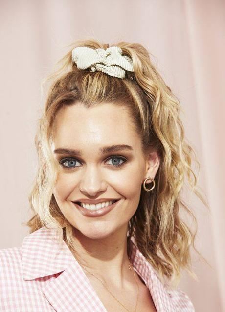 Imagen - Semirrecogido con coleta para pelo corto rizado