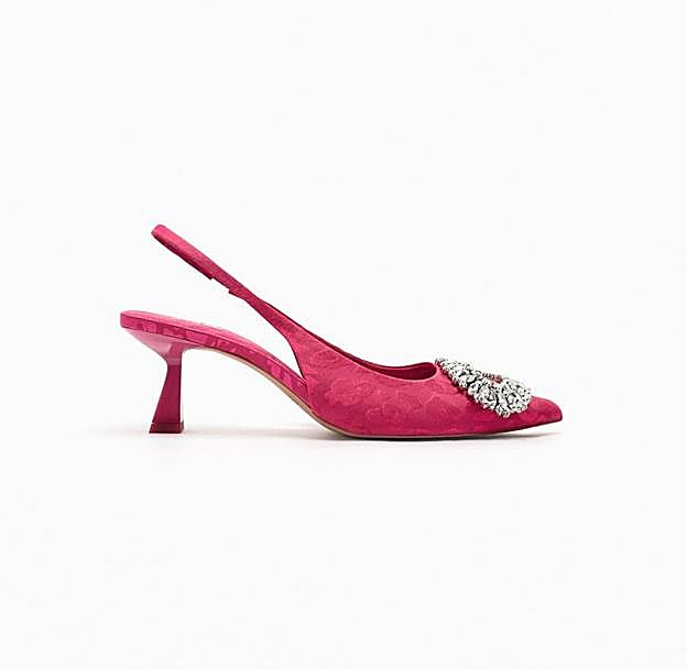 Zapatos destalonados de tacón en fucsia de Zara.