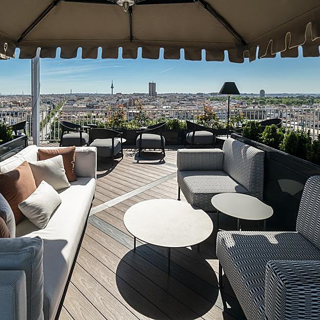 La terraza de la planta 15 del Club Financiero Génova, ideal para disfrutar de unos cócteles y un picoteo con excelentes vistas,