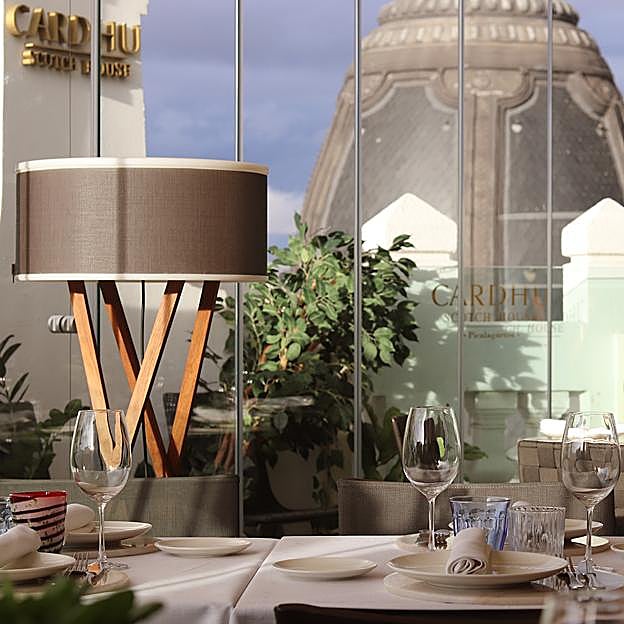 Vista de una de las mesas de Picalagartos, una de las azoteas más concurridas del centro de Madrid.