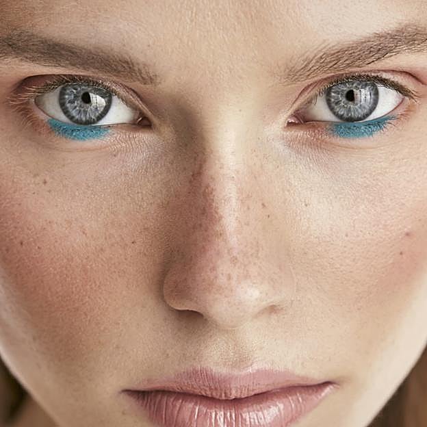 Delineador Kajal Ink Artist en tono Sumi Sky de Shiseido.