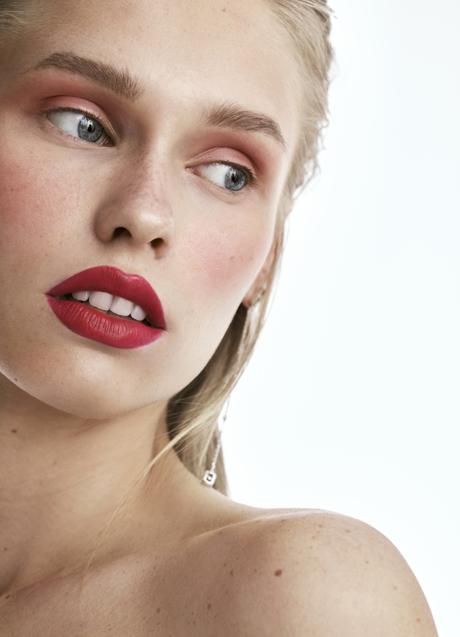Imagen - En los labios, la modelo lleva el labial de Shiseido Technosatin Gel LIpstick en tono Red Shift de Shiseido. Pendientes: Messika. 
