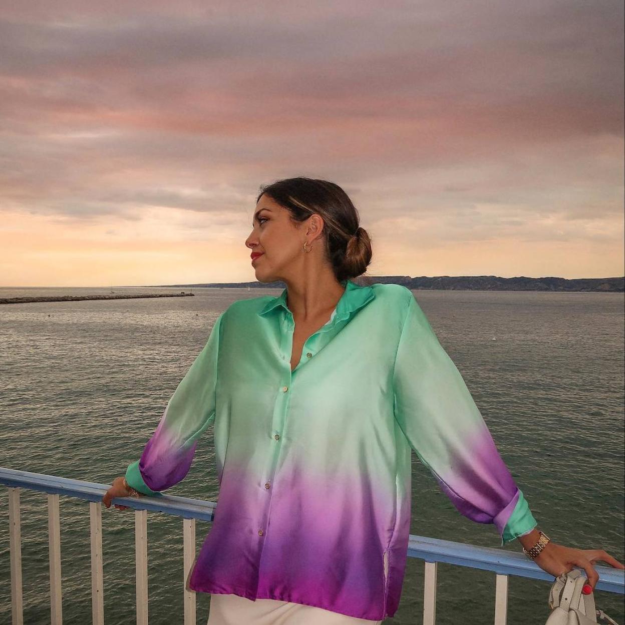 La influencer lleva una blusa viral estampada de Zara