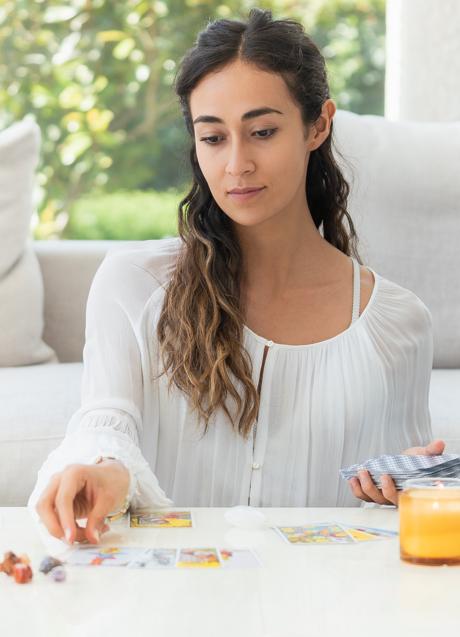 Imagen - Mujer con cartas del Tarot/PEXELS