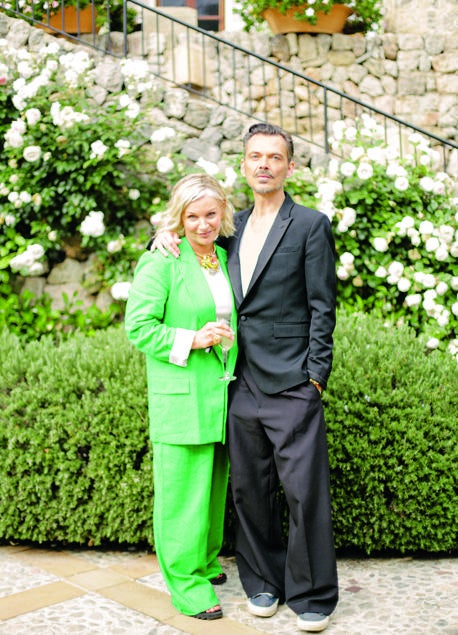 Imagen - Rebecca Farrar-Hockley, diseñadora de Kurt Geiger y Matthew Williamson posan en el jardín de Belmond La Residencia,en Deià.