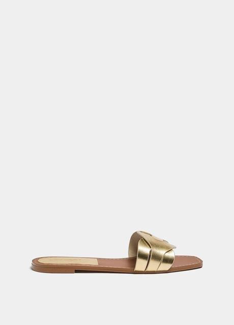 Imagen - Mule plano de color dorado de Pull&Bear, 19,99 euros.