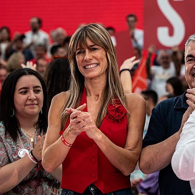 Begoña Gómez con chaleco flor de Mango.