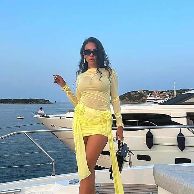 Estos son dos los sprays que usa Georgina Rodríguez en vacaciones para protegerse del frizz y ganar volumen