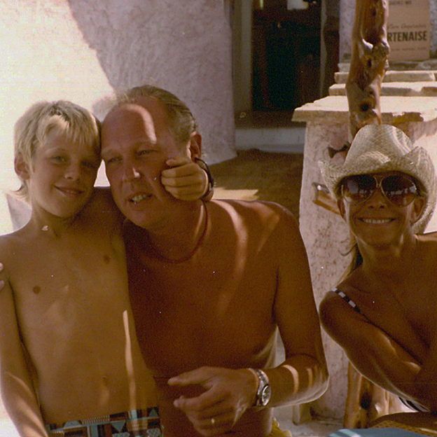 Vittorio Emanuele di Savoia, Marina Doria y Emanuele Filiberto di Savoia, en un fotograma del documental