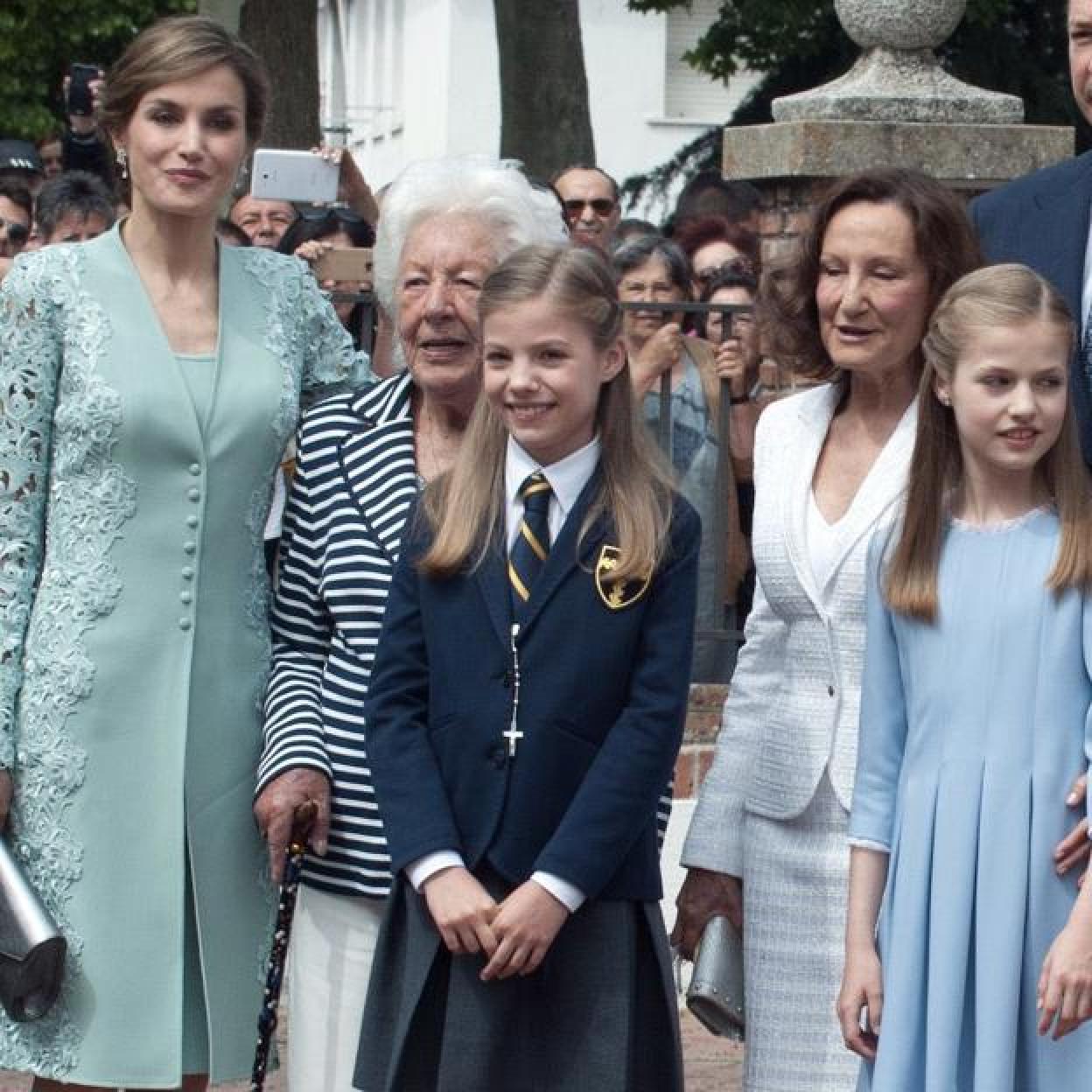 unto a la abuela de la Reina Letizia, Menchu Álvarez del Valle, sus bisnietas la princesa Leonor y la infanta Sofía, letizicia Ortiz y su madre, Paloma Rocasolano. /