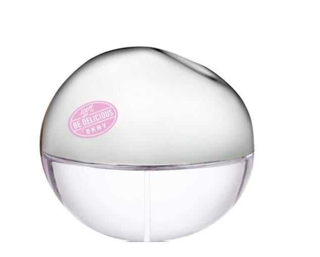 El azahar y el sándalo son los responsables de conseguir un perfume que transmite  energía y libertad , perfecto para aquellas que vivan al 100%. Un aroma único y especial que combina con las personalidades más fuertes y que deja una estela olfativa increíble.  SEPHORA por 70€/100 ml