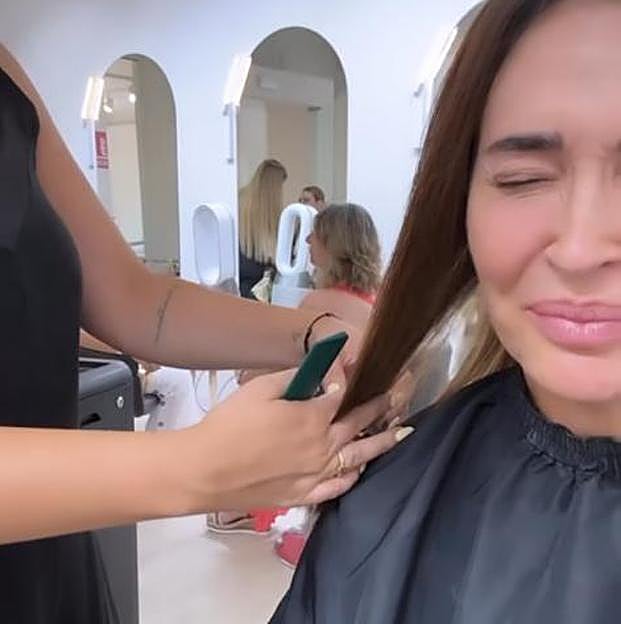 Imagen principal - Vicky Martín Berrocal cortándose el pelo.