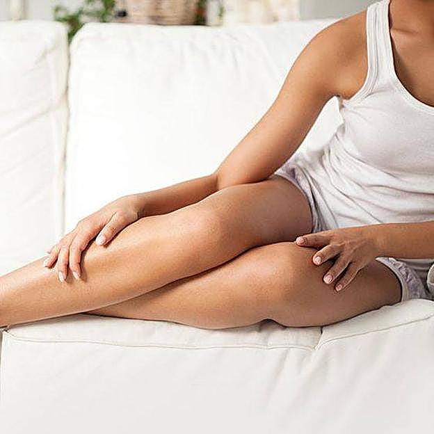 Mujer con rodillas sin celulitis