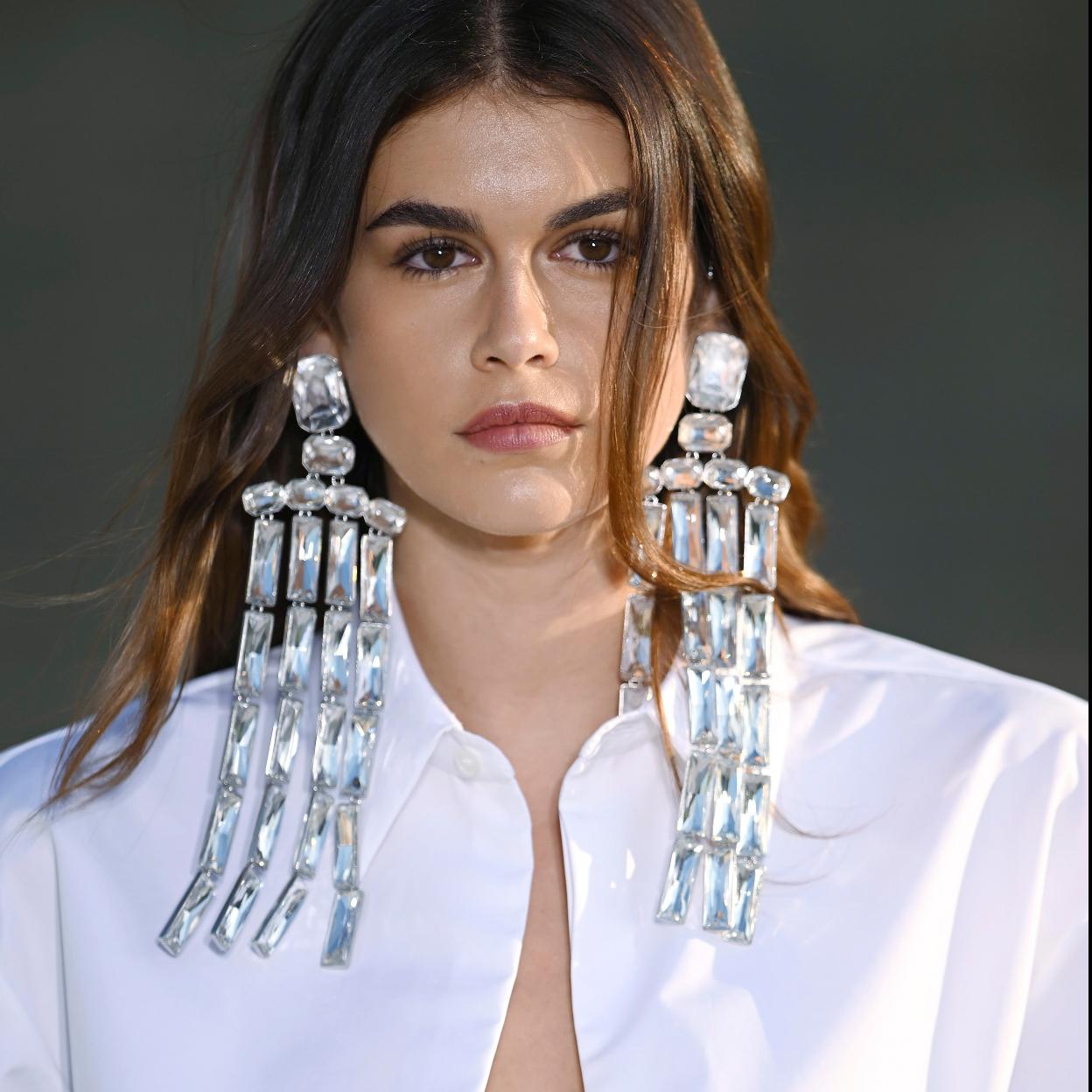 Kaia Gerber desfilando para Valentino.