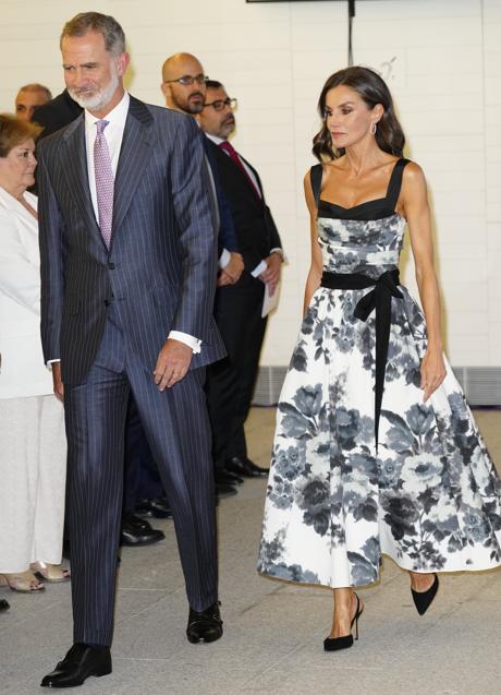 Imagen - La reina Letizia con un vestido de Carolina Herrera. / LIMITED PICTURES